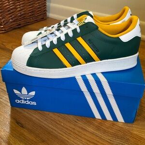 Men’s size 11 Adidas superstars - NIB